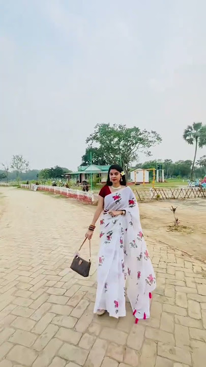 নারী কিসে আটকায়