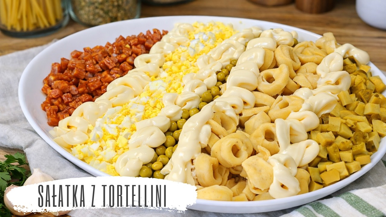 Sałatka z tortellini i kabanosami – szybka sałatka na kolację i imprezę