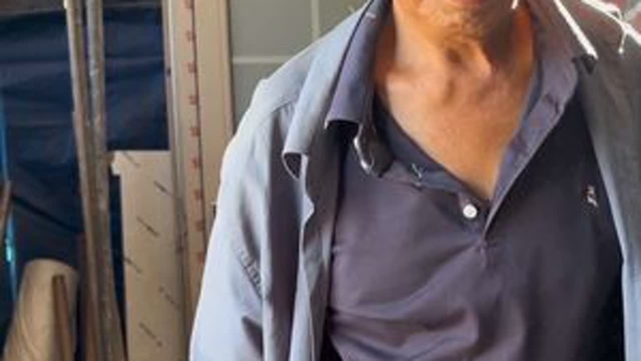 这么大的太阳，老爸还跑上来看蜂子他最喜欢养蜂子了，随时都惦记到他那蜂子 记录农村真实生活