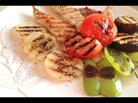 Овощи и куриная грудка на гриле Овощи и куриная грудка на гриле