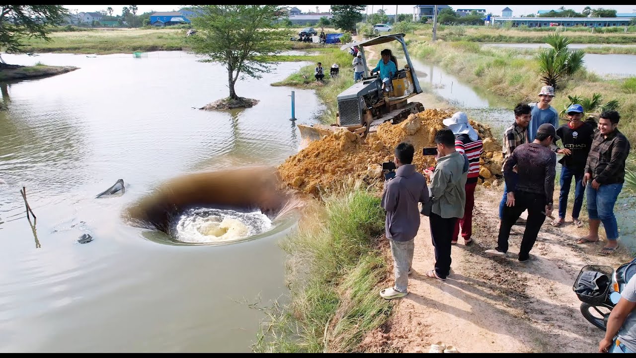 Small project!! Filling a field with soil using a MINI bulldozer with a 5-ton garbage truck