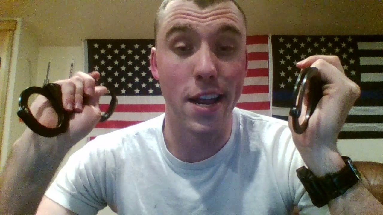 The Differences in Chained Vs Hinged Handcuffs #smithwesson #handcuff #lawenforcement