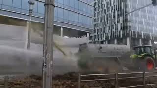 Битва полицейского водомёта с гавномётом. Протест в Брюсселе.