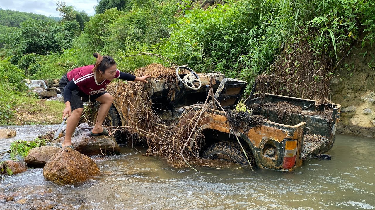 Girl restores 1973 UAZ-469 found in small stream under bridge