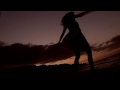 Девушка танцует на закате Кадр вырезан