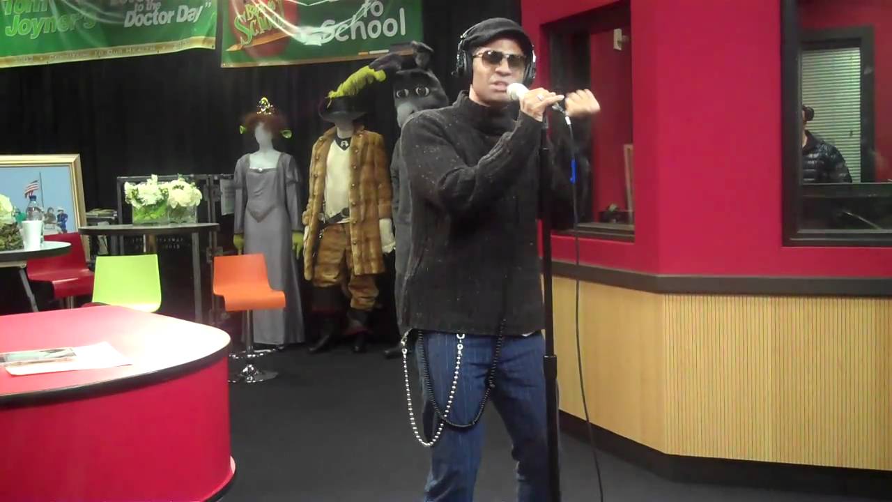 Eric Benet performs - Sometimes I Cry - while visiting the Red Velvet Cake Studio.