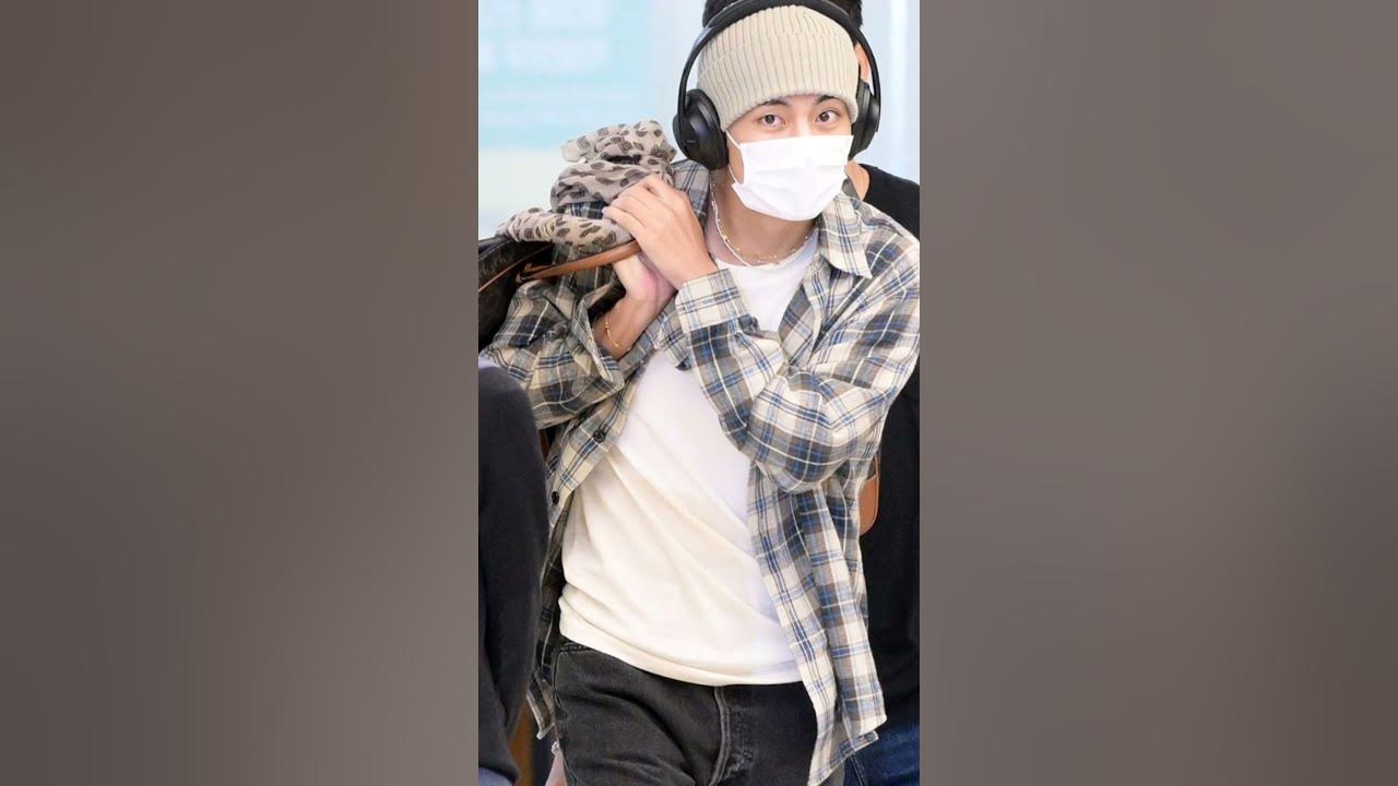 ᵕ˙ on X: Taehyung personally loves putting scarfs on his bags, a