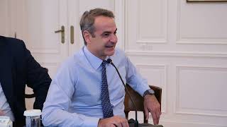 flash.gr: Ο Κυριάκος Μητσοτάκης συνομιλεί με τη δασκάλα του Γυμνασίου στη Γαύδο.