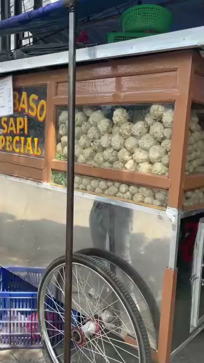 Ini salah satu bakso bogem urat enak loh. Videonya uda tayang di YT ku : Mie Bakso Raos Pak Pardi