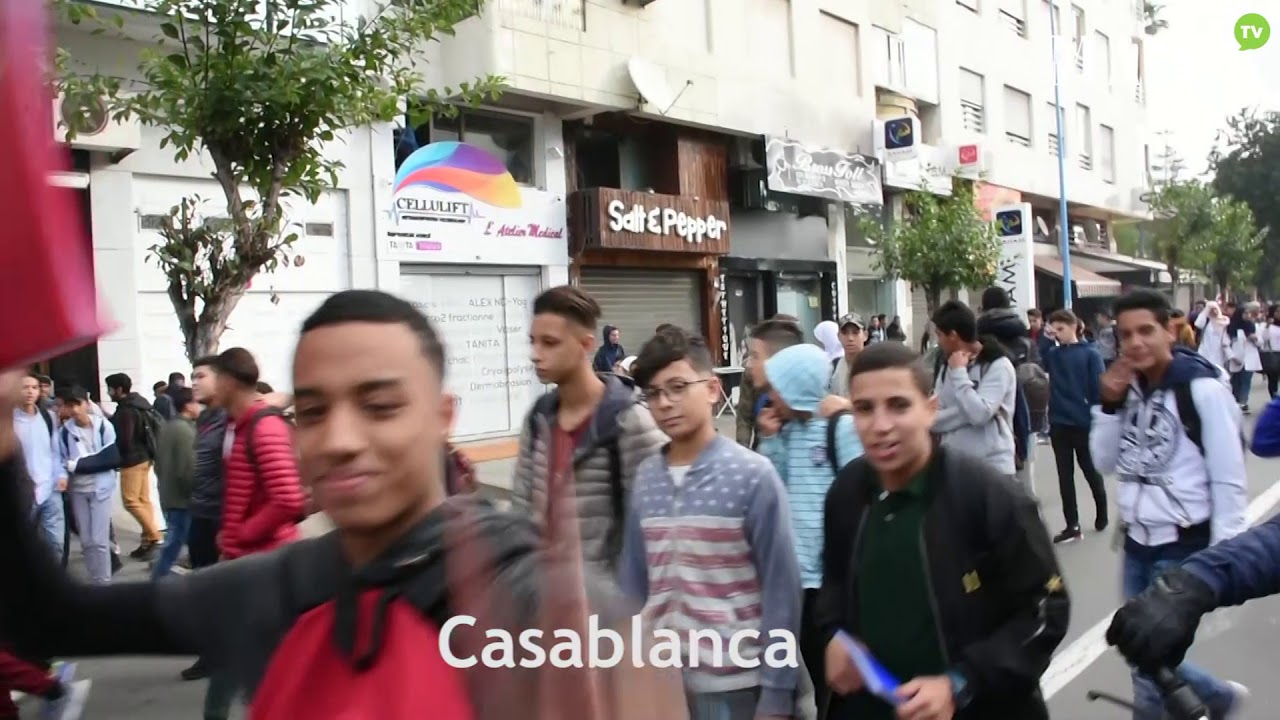 le matin des magiciens Les étudiants manifestent contre le maintien du GMT+1
