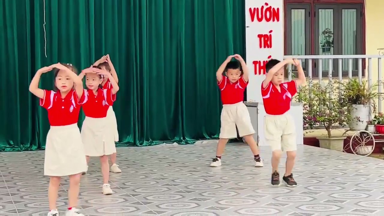 Sinh hoạt dưới cờ tuần 26 Lớp 1D. Đi học