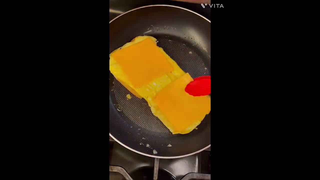 Grilled cheese and salami toast🍅🥪