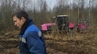 Тракторное месиво. 2 трактора Valtra застряли в грязи.