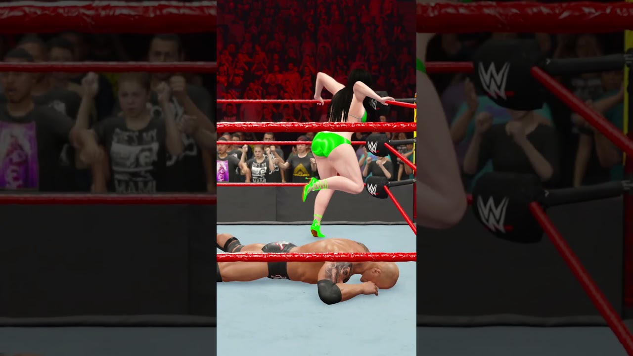 Серьезный бой между Роком и Бет Финикс в WWE 