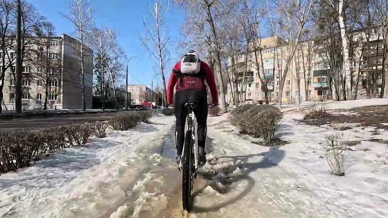 Едем на велодорожку в лесопарк от сада Шевченко по пр. Науки Отакара Яроша и дворами мимо буса ТЦК.