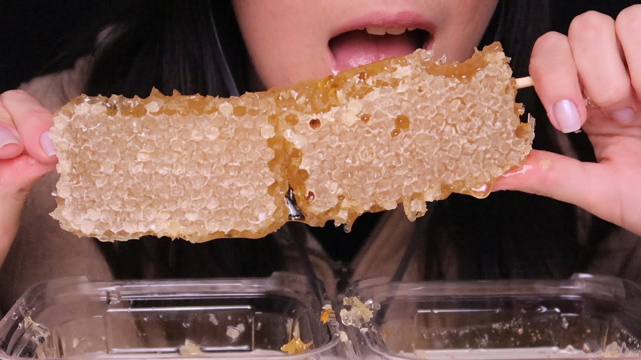 ASMR -  FAVO DE MEL 🍯 🐝 (Eating sounds)