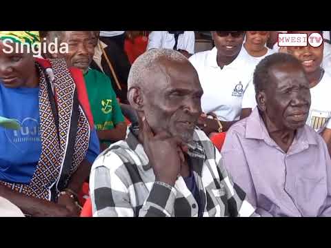 POLIS WANAWAKE MKOANI SINGIDA WAWAKOSHA WAZEE KATIKA KITUO CHA SUKAMAHELA 