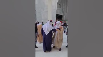 لحظة خروج ياسر الدوسري من الحرم المكي مع تلاوة مهيبة ﴿هيهات هيهات لما توعدون﴾ #ياسر_الدوسري