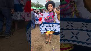 Hermosa Ayacuchana demuestra como se baila el rico Pun Pin