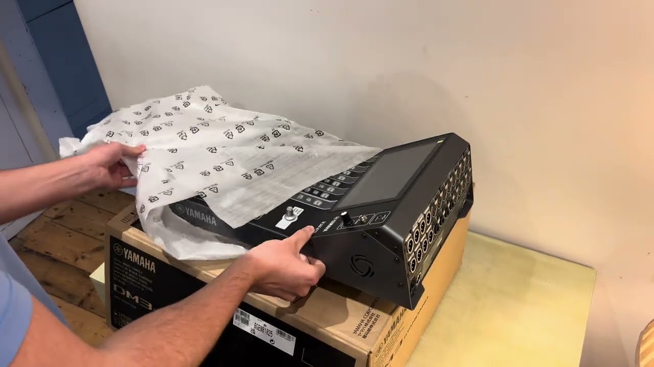Yamaha DM3 digital mixer unboxing
