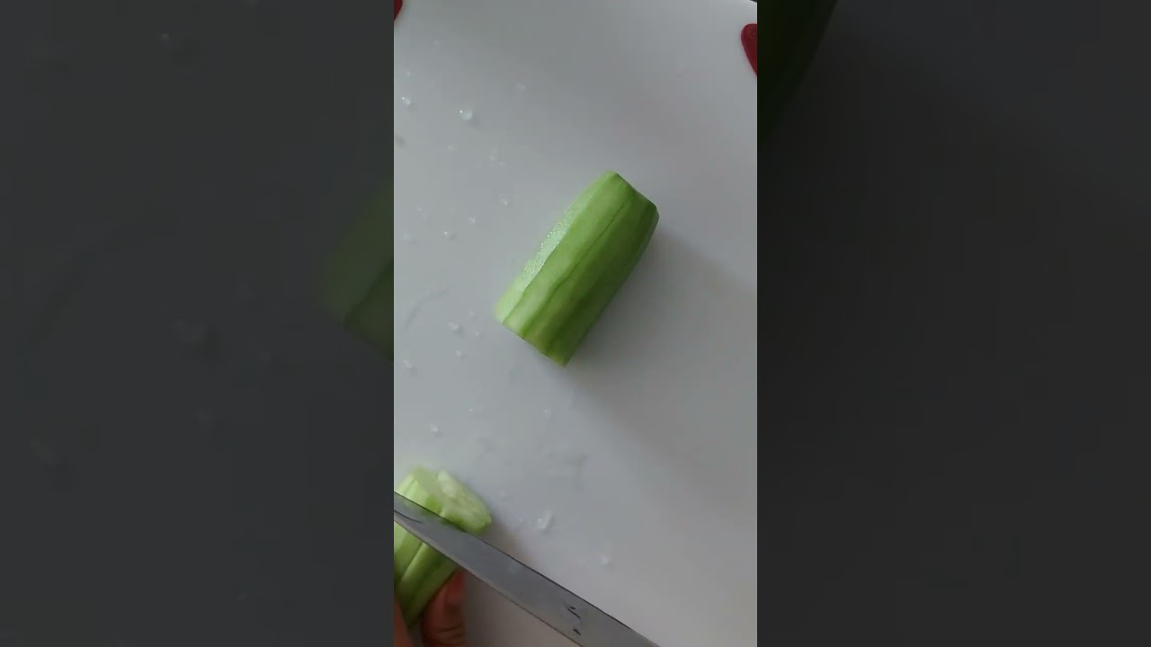 Regardez cucumber salad + simple recipe #shortvideo sur YouTube Regardez cucumber salad + simple recipe #shortvideo sur YouTube