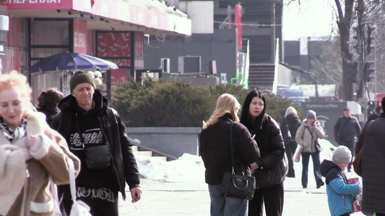 Місто, квіти та весна — Європейська площа поруч із Будинком торгівлі в Черкасах