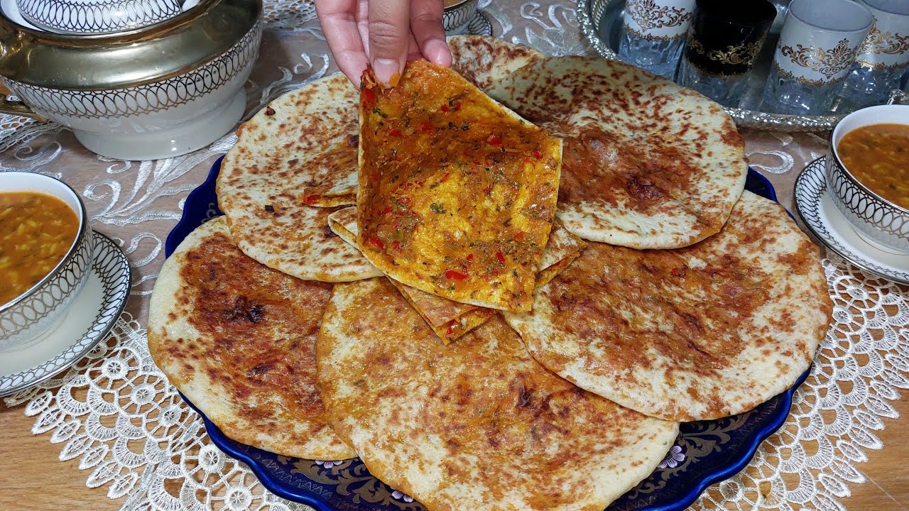 باش يجيك خبز الشحمة كيحمق رقيق و الحشوة موزعة مزيان و بنييين بعجينة الزعتر ياسلام +حريرة الرز خفيفة😉