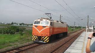電頭單機!7102A次,E323單機,龍井進站待避。