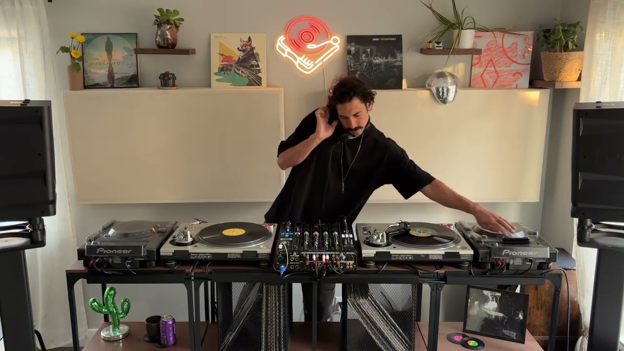 Deep & Hypnotic Minimal Vinyl Grooves for pacing the night — not the peak, but the control