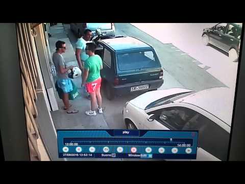 Apa yang dilakukan pria ini ketika Mobilnya Yang Terjebak di Parkiran