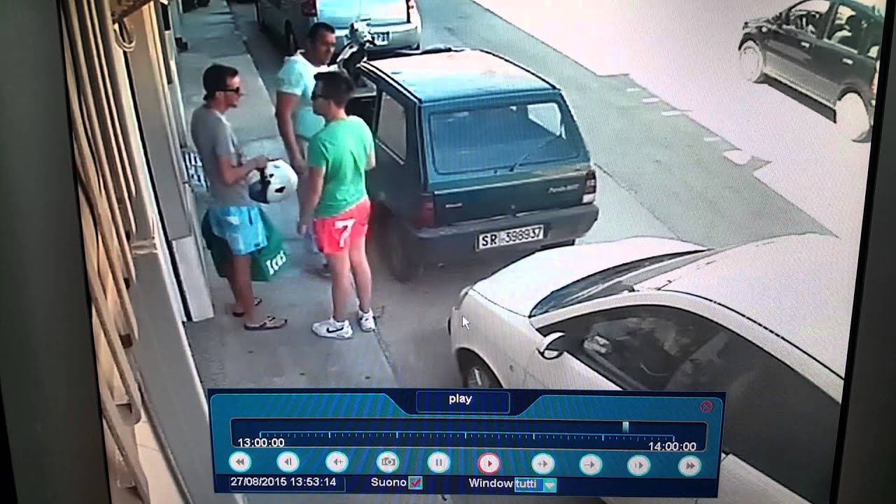 VIDEO: No tenía espacio para sacar el auto 