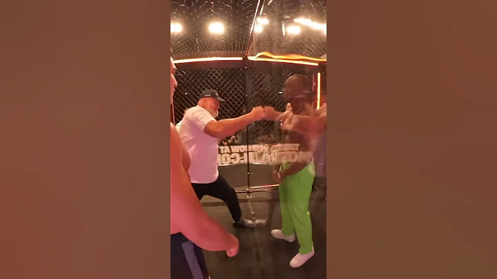 John Fury tries to BREAK THROUGH cage to get to KSI during face off with Tommy Fury 😳 - DayDayNews