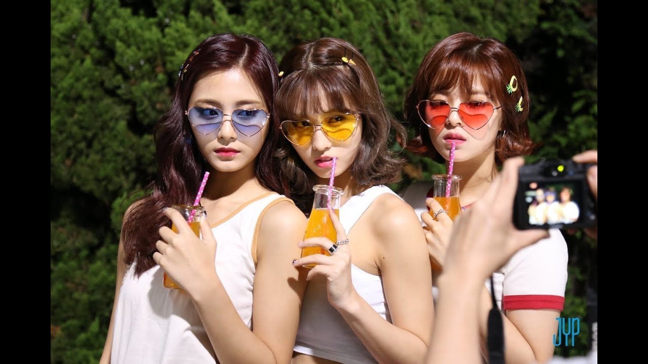 MOMO♥Jeongyeon prank Tzuyu!