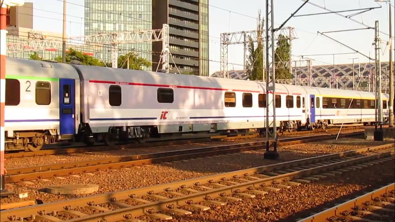 Pociąg EIC 247 relacji Berlin Warszawa Gdańska odjeżdża z Poznania