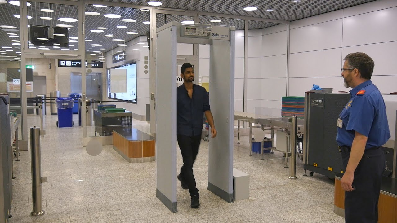 Sicherheitskontrolle Flughafen Was Muss Aufs Band