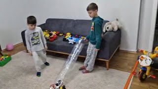 Traktöre Bağlı Kafeste Dinozor ve Tünelden Geçen Oyuncak Arabalar #oyuncak #çocuk #çocuklar #oyun 