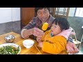 婆婆抱著孩子吃飯，寶寶這次好乖，自己一口一口吃 | The baby is so good today that he eats by himself