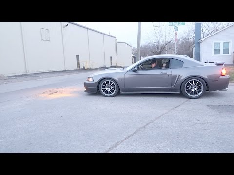 Video: Di manakah penapis bahan bakar berada di Mustang GT 2003?