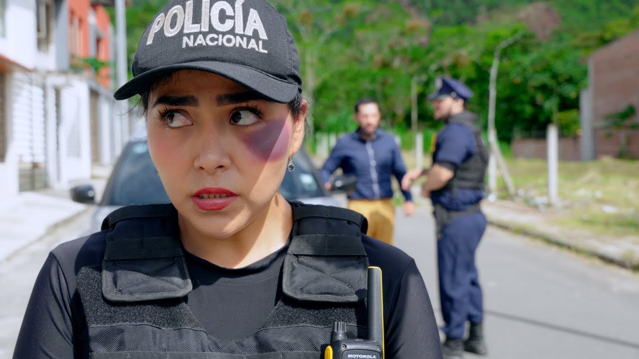 Esta joven policía pide a un desconocido que le ayude con su hermana