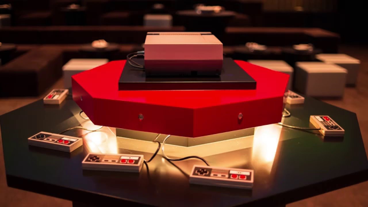 Video till Kolla när åtta personer spelar Super Mario på NES