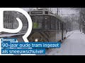 90-jaar oude tram veegt Rotterdamse tramrails schoon: 'Rijdt als een zonnetje''