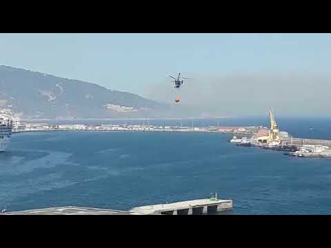 Helic&oacute;ptero contra incendios despegando para actuar en Calamocarro