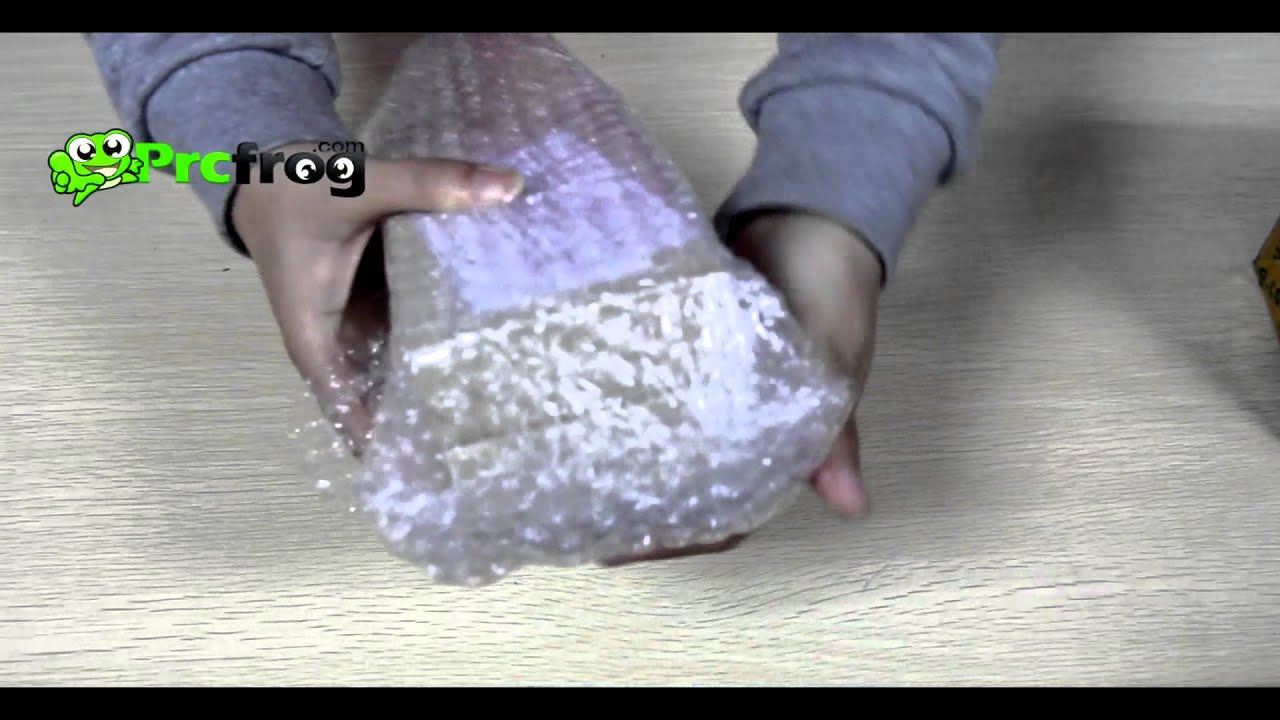 Упаковка смартфона перед отправкой покупателю в компании prcfrog