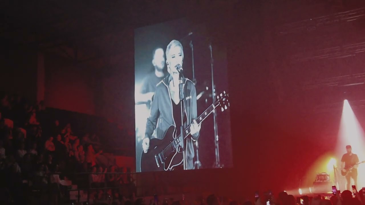 Трансляция на экран на концерте Арбениной