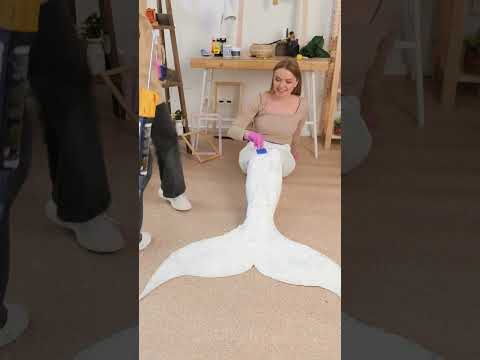 فتاتان تصنعان ذيل حورية بحر واقعي من السيليكون 