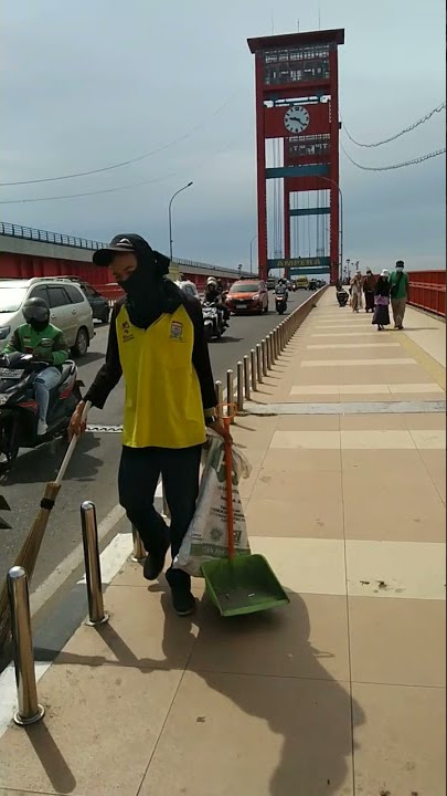 Pahlawan Kebersihan Kota Palembang, bersihkan Jembatan Ampera Palembang