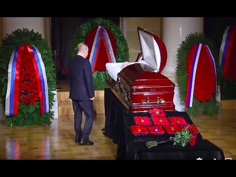 პუტინი ჟირინოვსკის წითელი ვარდებით გამოემშვიდობა