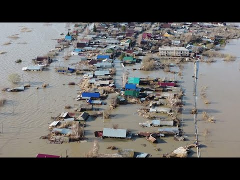 Под воду уходят целые села, жителей срочно эвакуируют. Паводок в Казахстане подбирается к Уральску