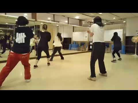 ダンス動画です！良かったら見て是非ダンスレッスンしに来てね！私も埼玉県入間郡毛呂山町の東公民館でダンス教室を開くので是非ダンス習いに来てね！宜しくお願い申し上げます！
