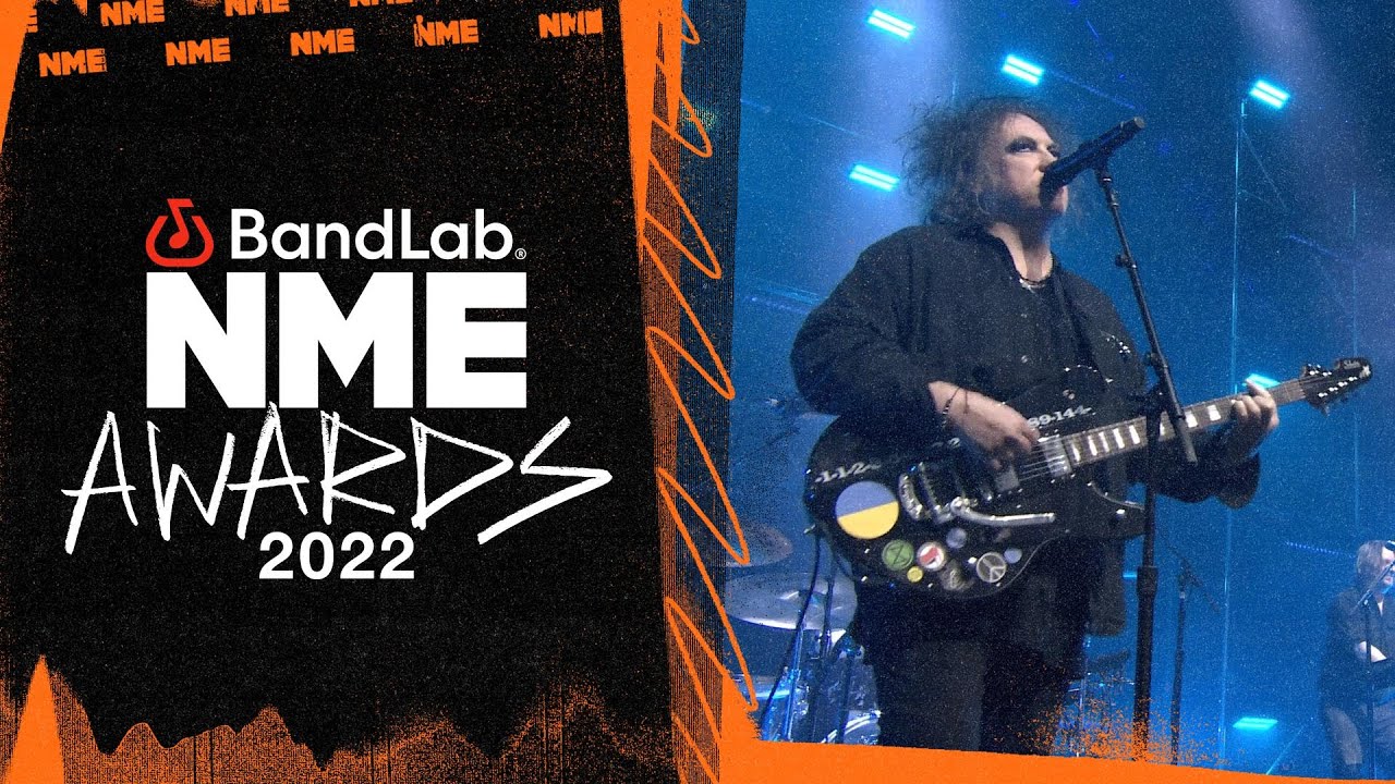 CHVRCHES and Robert Smith perform 'Just Like Heaven' at the BandLab NME Awards 2022 CHVRCHES and Robert Smith perform 'Just Like Heaven' at the BandLab NME Awards 2022